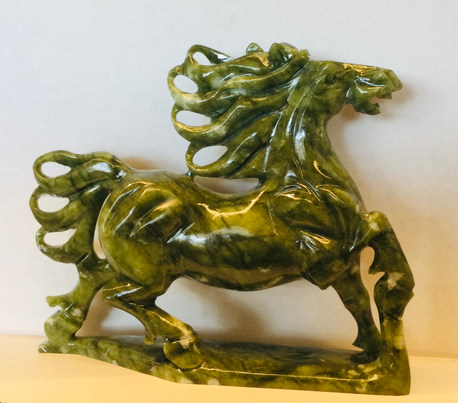 翡翠 馬の彫刻 木製台座付き GREEN JADE (ジェイド) 翡翠 馬の彫刻 木製台座付き GREEN JADE (ジェイド) 【公式通販】